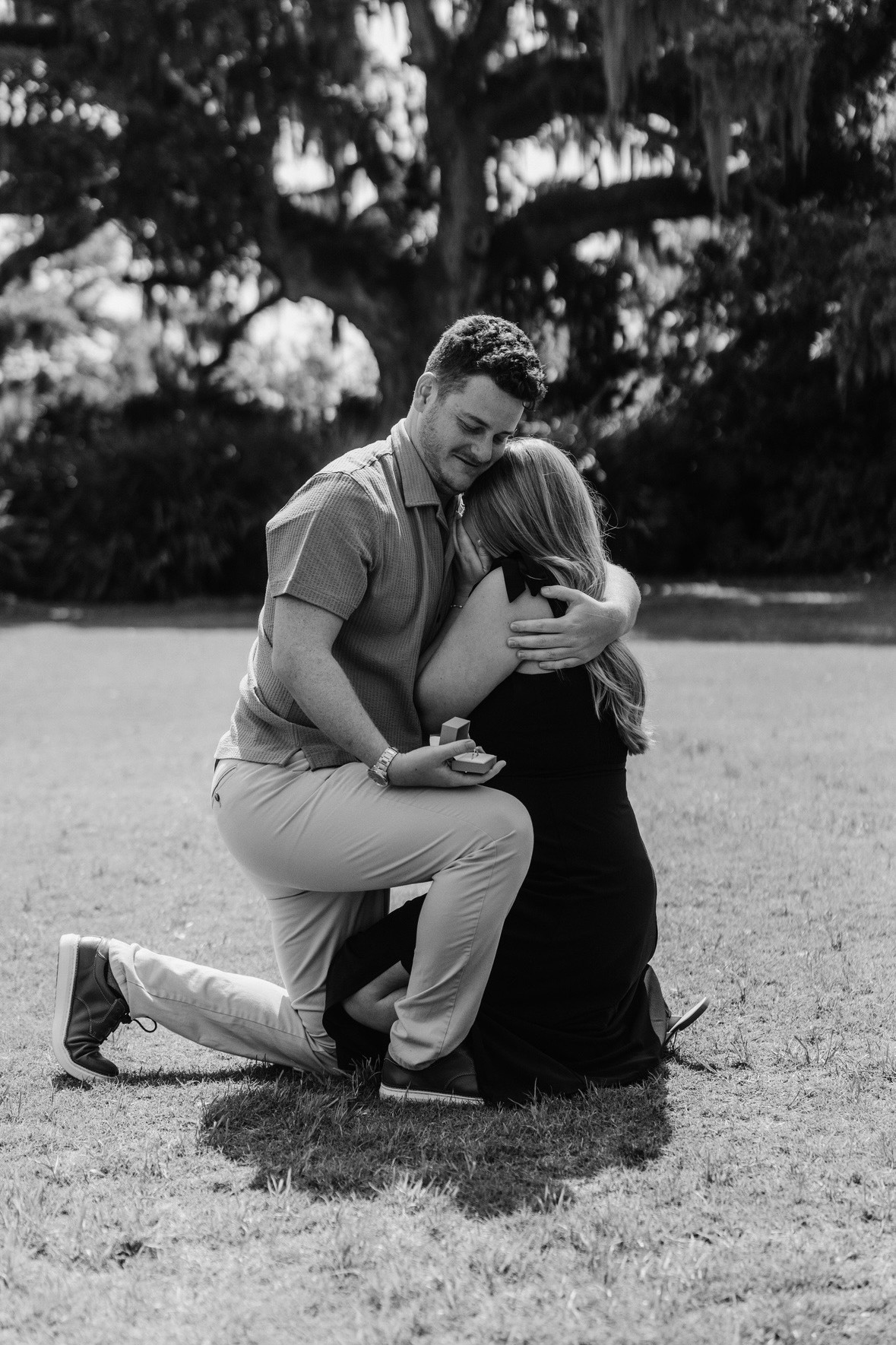 Spencer proposing to Megan at Airlie Gardens